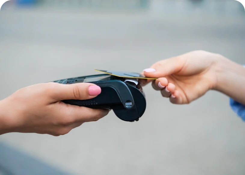 Contactless payment with card and terminal.